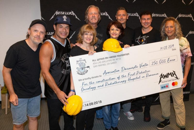 Trupa de metal Metallica face donatii spitalului de cancer pentru copii din Romania